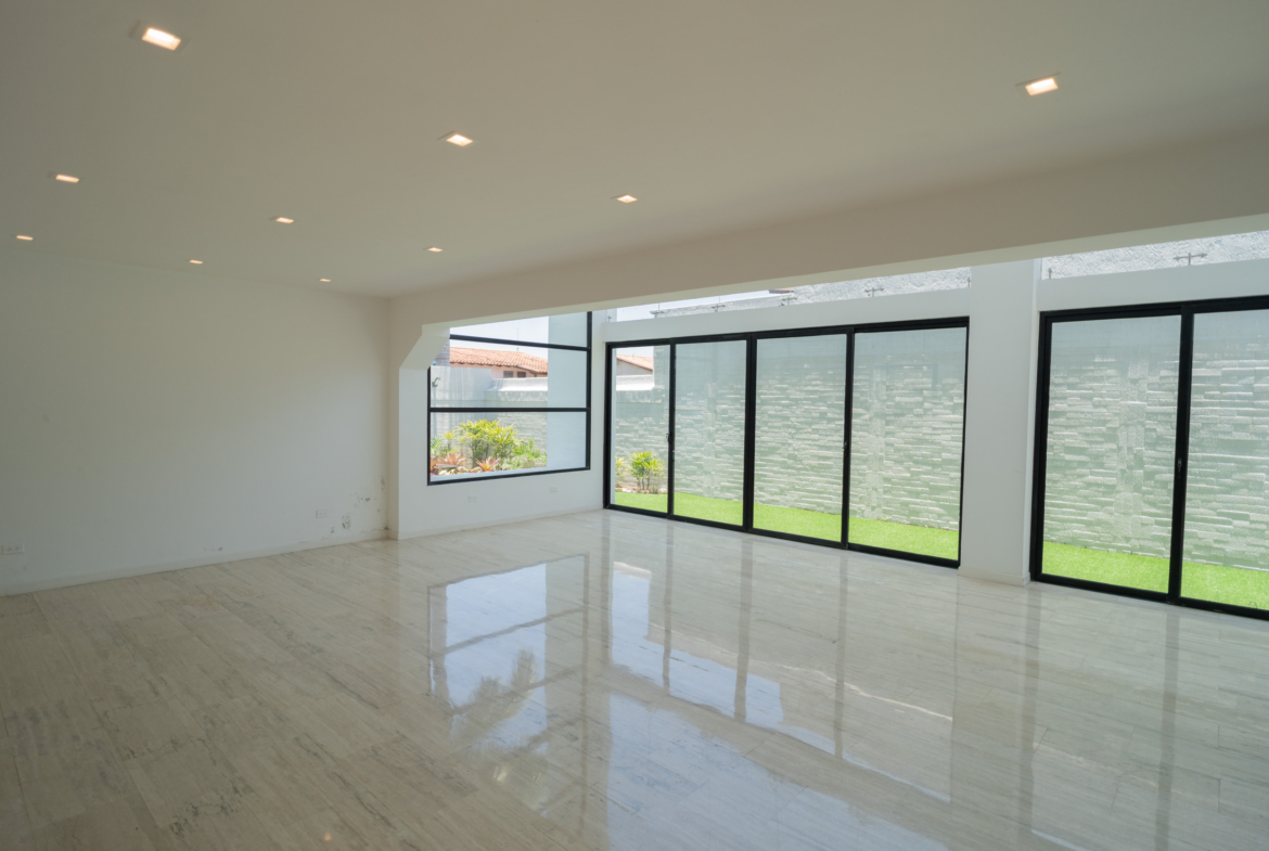 Casa en Venta en Lomas de La Lagunita, Caracas – 500m², 4 Habitaciones, 4 Baños y 4 Puestos de Estacionamiento