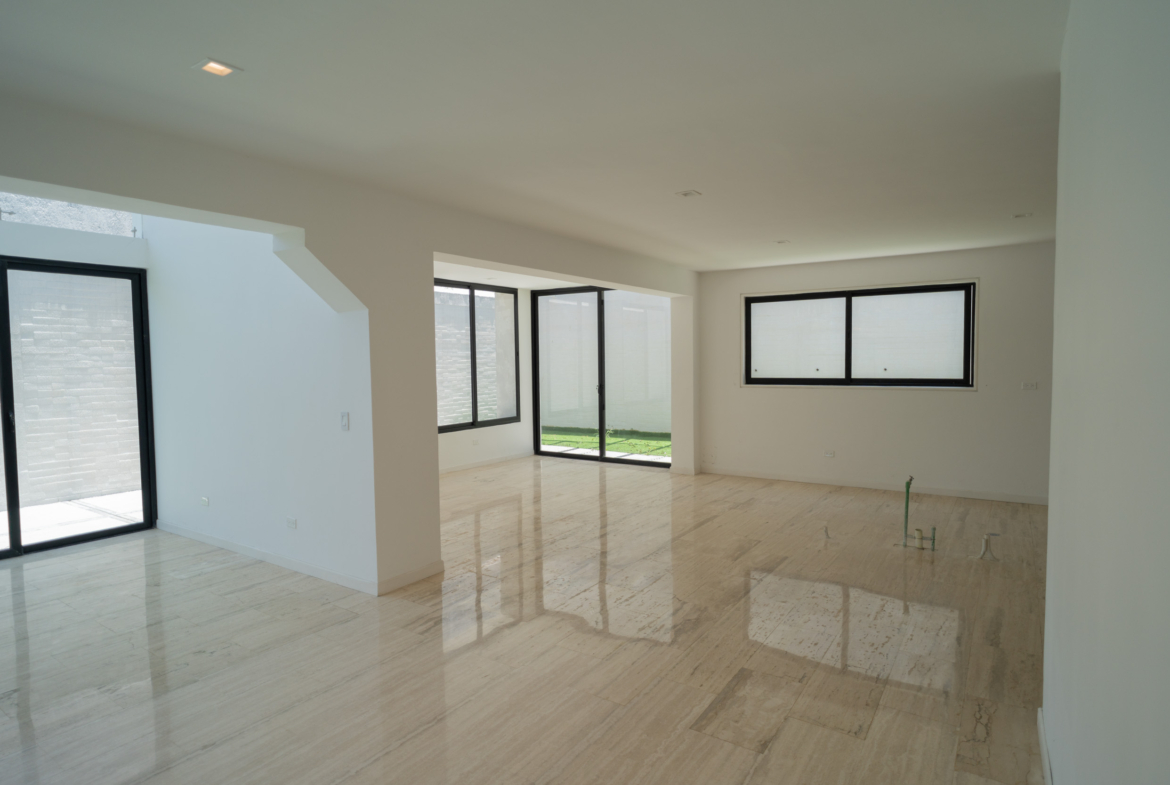 Casa en Venta en Lomas de La Lagunita, Caracas – 500m², 4 Habitaciones, 4 Baños y 4 Puestos de Estacionamiento