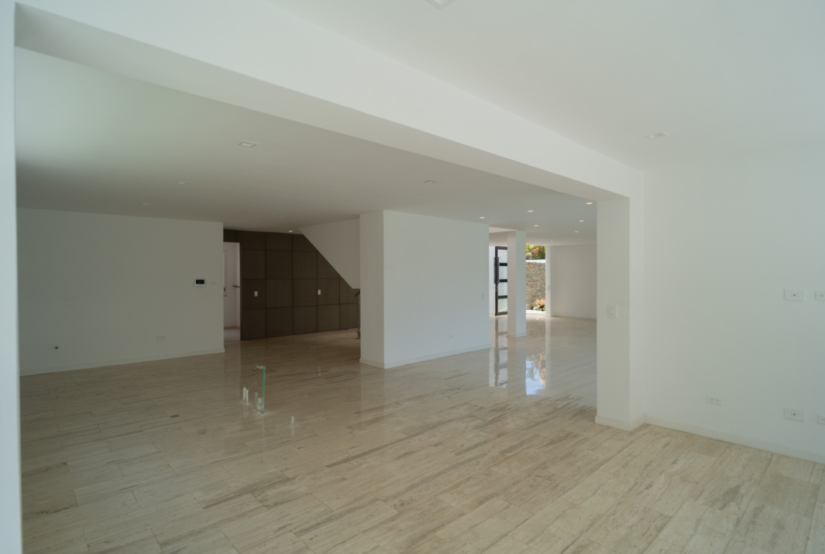 Casa en Venta en Lomas de La Lagunita, Caracas – 500m², 4 Habitaciones, 4 Baños y 4 Puestos de Estacionamiento
