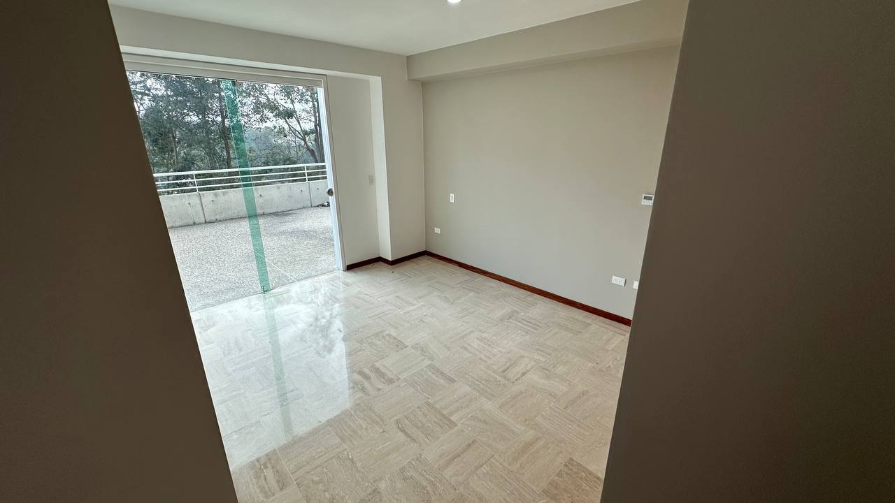 La Lagunita-Oasis-Areas Apartamento en Venta en La Lagunita, Caracas – 180m², 3 Habitaciones + Servicio, 3 Baños y 3 Puestos de Estacionamiento