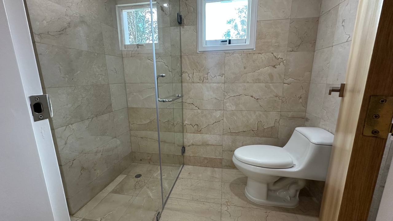 La Lagunita-Oasis-Baño (2) Apartamento en Venta en La Lagunita, Caracas – 180m², 3 Habitaciones + Servicio, 3 Baños y 3 Puestos de Estacionamiento