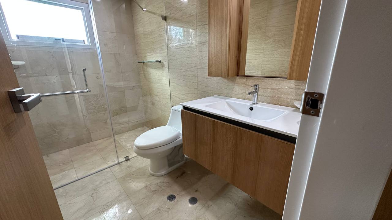 La Lagunita-Oasis-Baño (3) Apartamento en Venta en La Lagunita, Caracas – 180m², 3 Habitaciones + Servicio, 3 Baños y 3 Puestos de Estacionamiento