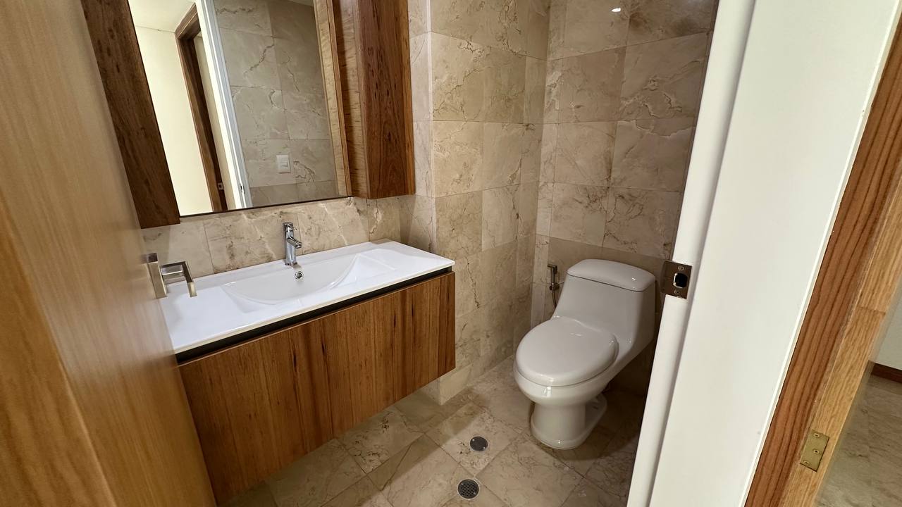 La Lagunita-Oasis-Baño (4) Apartamento en Venta en La Lagunita, Caracas – 180m², 3 Habitaciones + Servicio, 3 Baños y 3 Puestos de Estacionamiento