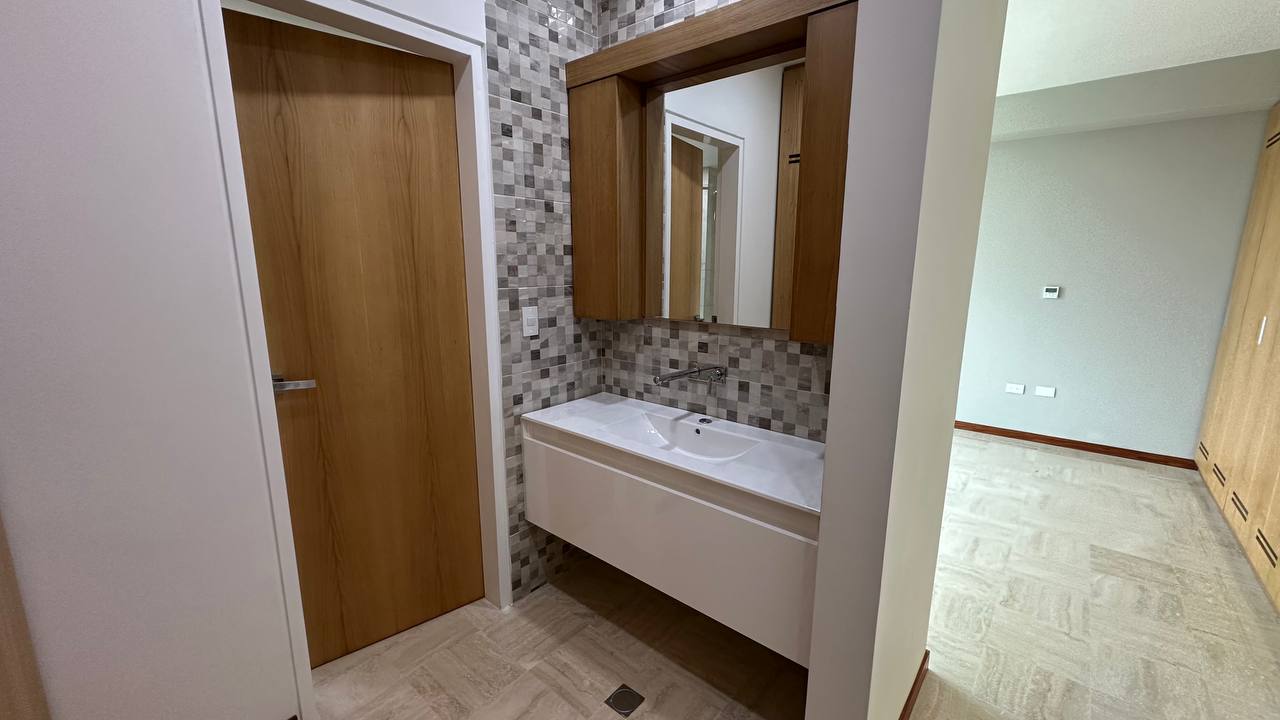 La Lagunita-Oasis-Baño Apartamento en Venta en La Lagunita, Caracas – 180m², 3 Habitaciones + Servicio, 3 Baños y 3 Puestos de Estacionamiento