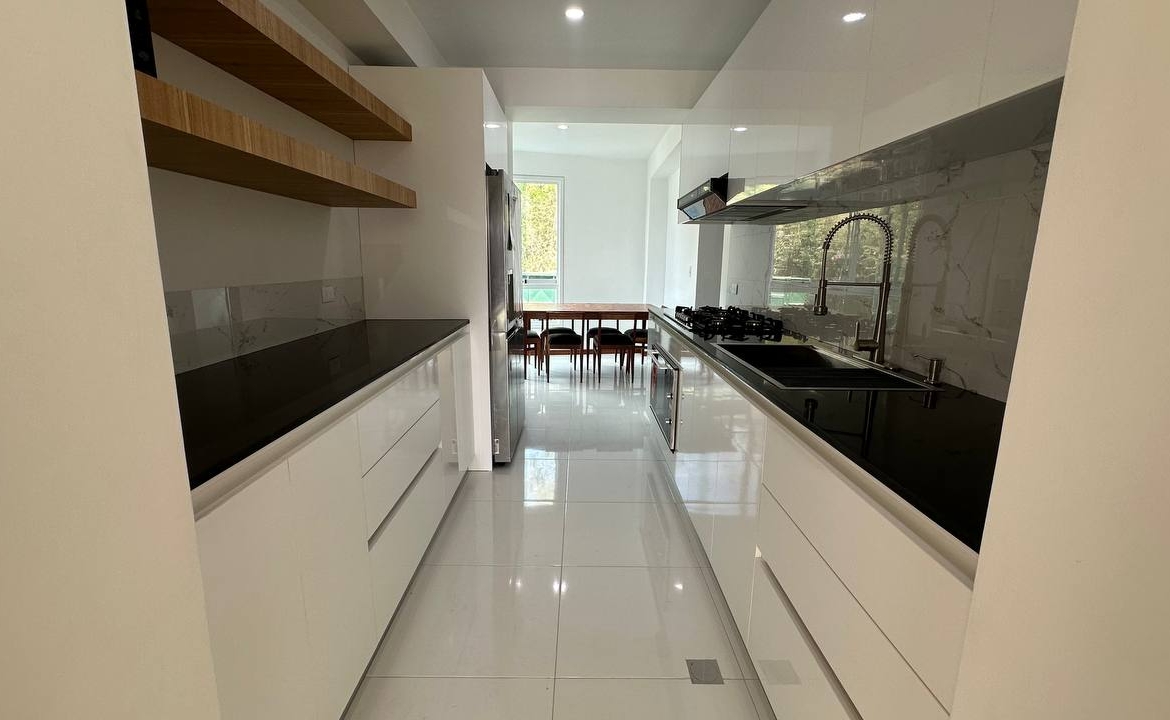 Apartamento en Venta en La Lagunita, Caracas – 180m², 3 Habitaciones + Servicio, 3 Baños y 3 Puestos de Estacionamiento