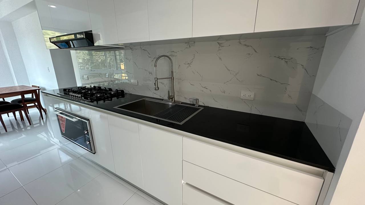 La Lagunita-Oasis-Cocina (2) Apartamento en Venta en La Lagunita, Caracas – 180m², 3 Habitaciones + Servicio, 3 Baños y 3 Puestos de Estacionamiento