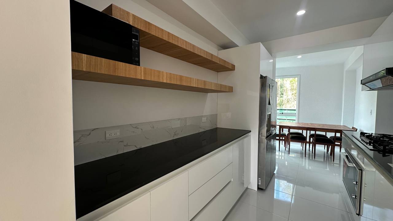 La Lagunita-Oasis-Cocina (3) Apartamento en Venta en La Lagunita, Caracas – 180m², 3 Habitaciones + Servicio, 3 Baños y 3 Puestos de Estacionamiento