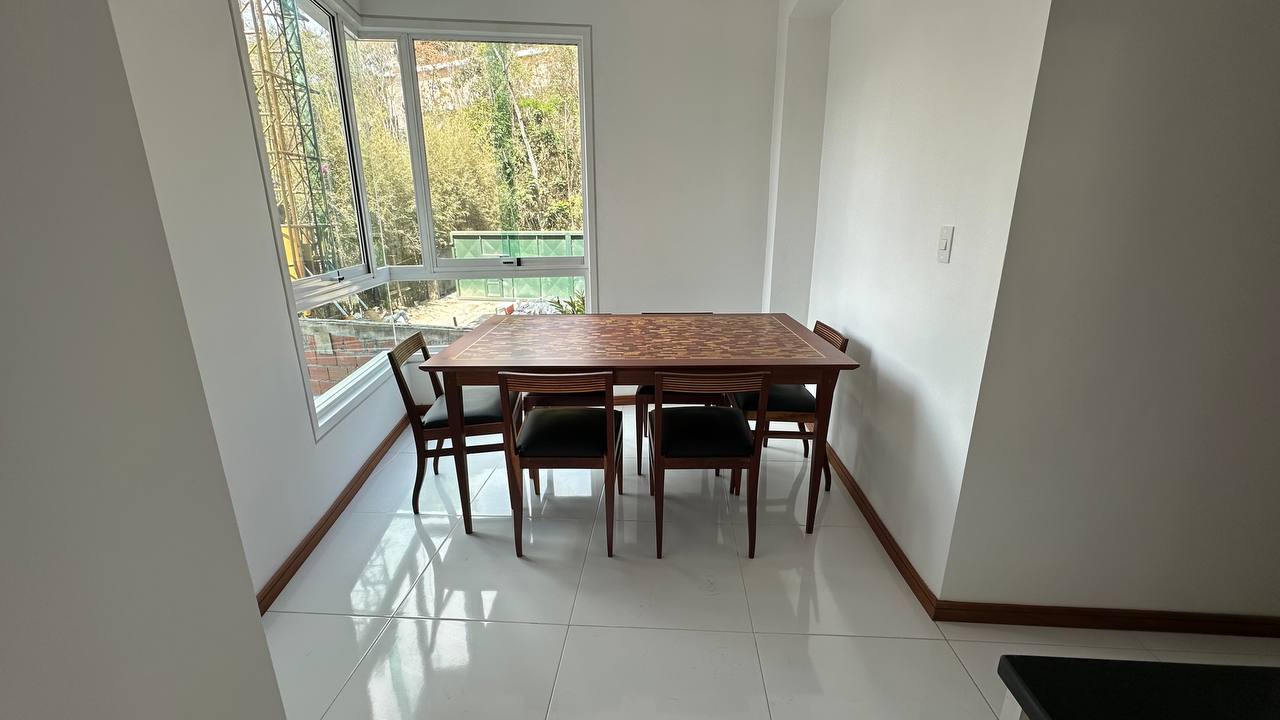 La Lagunita-Oasis-Comedor Apartamento en Venta en La Lagunita, Caracas – 180m², 3 Habitaciones + Servicio, 3 Baños y 3 Puestos de Estacionamiento