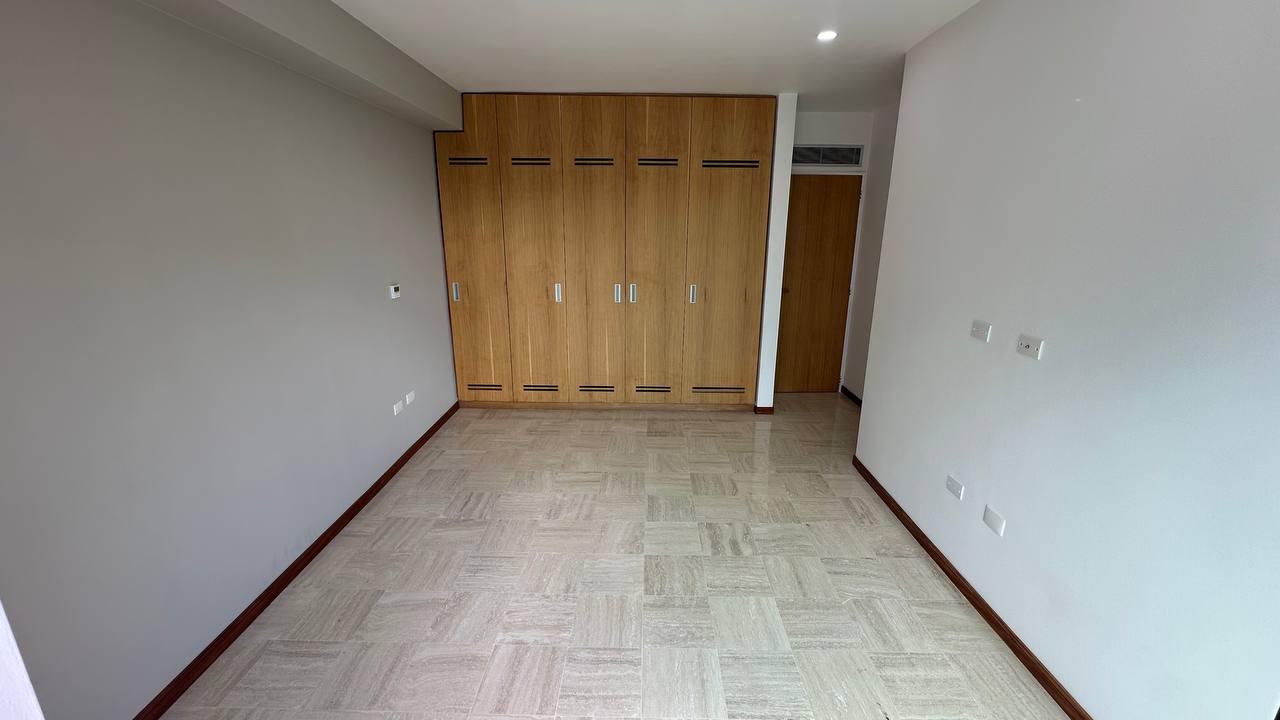 La Lagunita-Oasis-Dormitorio Apartamento en Venta en La Lagunita, Caracas – 180m², 3 Habitaciones + Servicio, 3 Baños y 3 Puestos de Estacionamiento