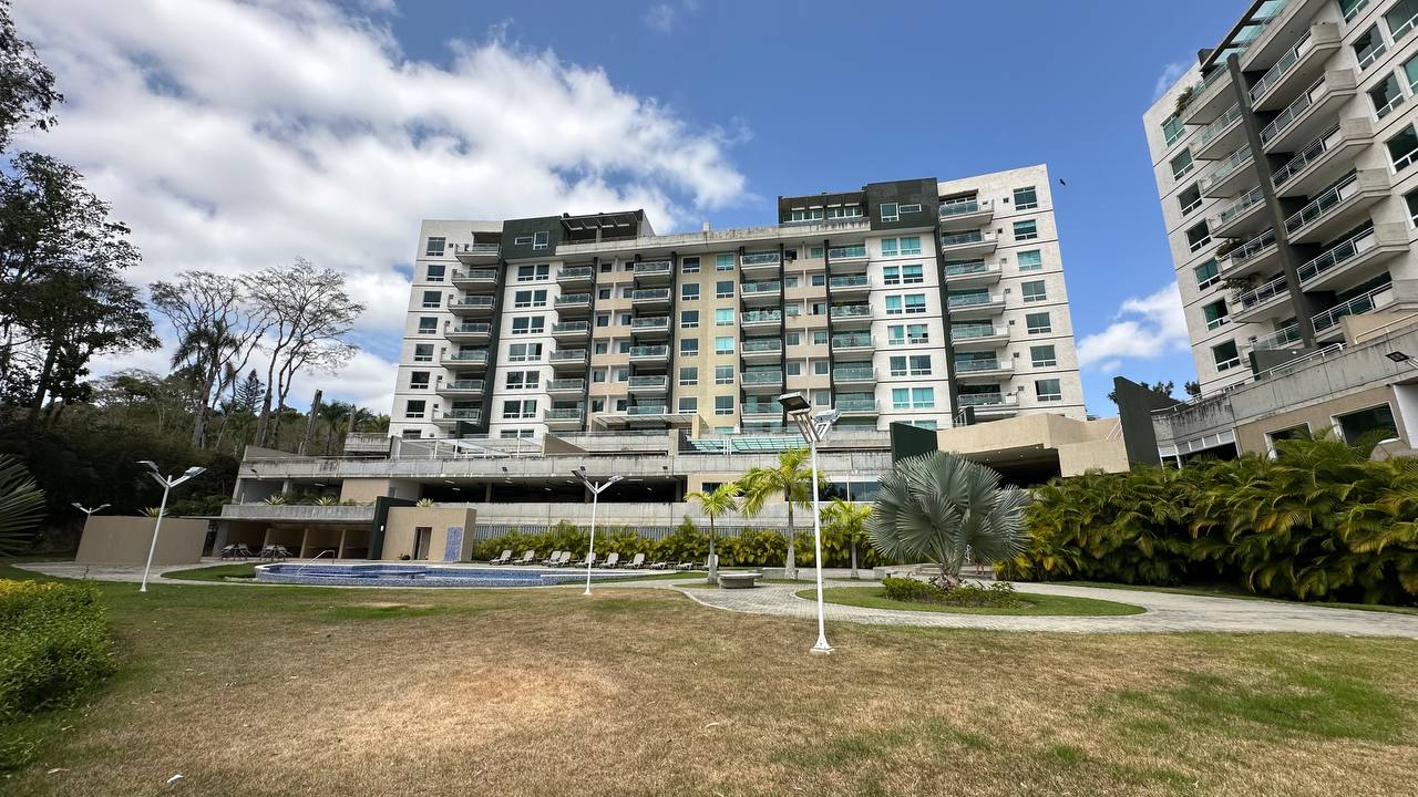 La Lagunita-Oasis-Fachada Apartamento en Venta en La Lagunita, Caracas – 180m², 3 Habitaciones + Servicio, 3 Baños y 3 Puestos de Estacionamiento
