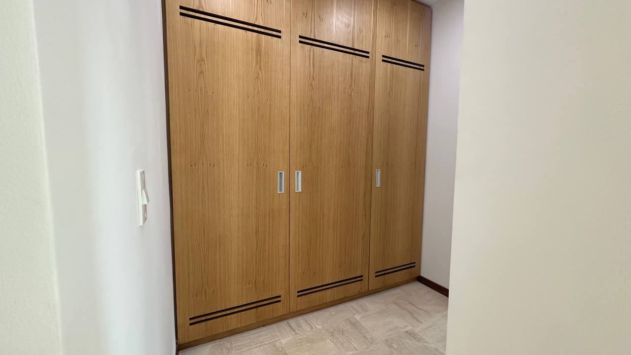 La Lagunita-Oasis-Vestier Apartamento en Venta en La Lagunita, Caracas – 180m², 3 Habitaciones + Servicio, 3 Baños y 3 Puestos de Estacionamiento