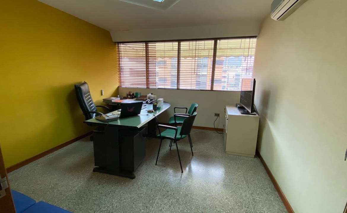 Piso Industrial en Alquiler en La Urbina, Caracas – 533m², 5 Baños y 3 Puestos de Estacionamiento