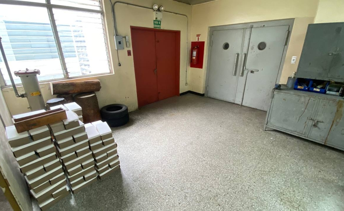 Piso Industrial en Alquiler en La Urbina, Caracas – 533m², 5 Baños y 3 Puestos de Estacionamiento