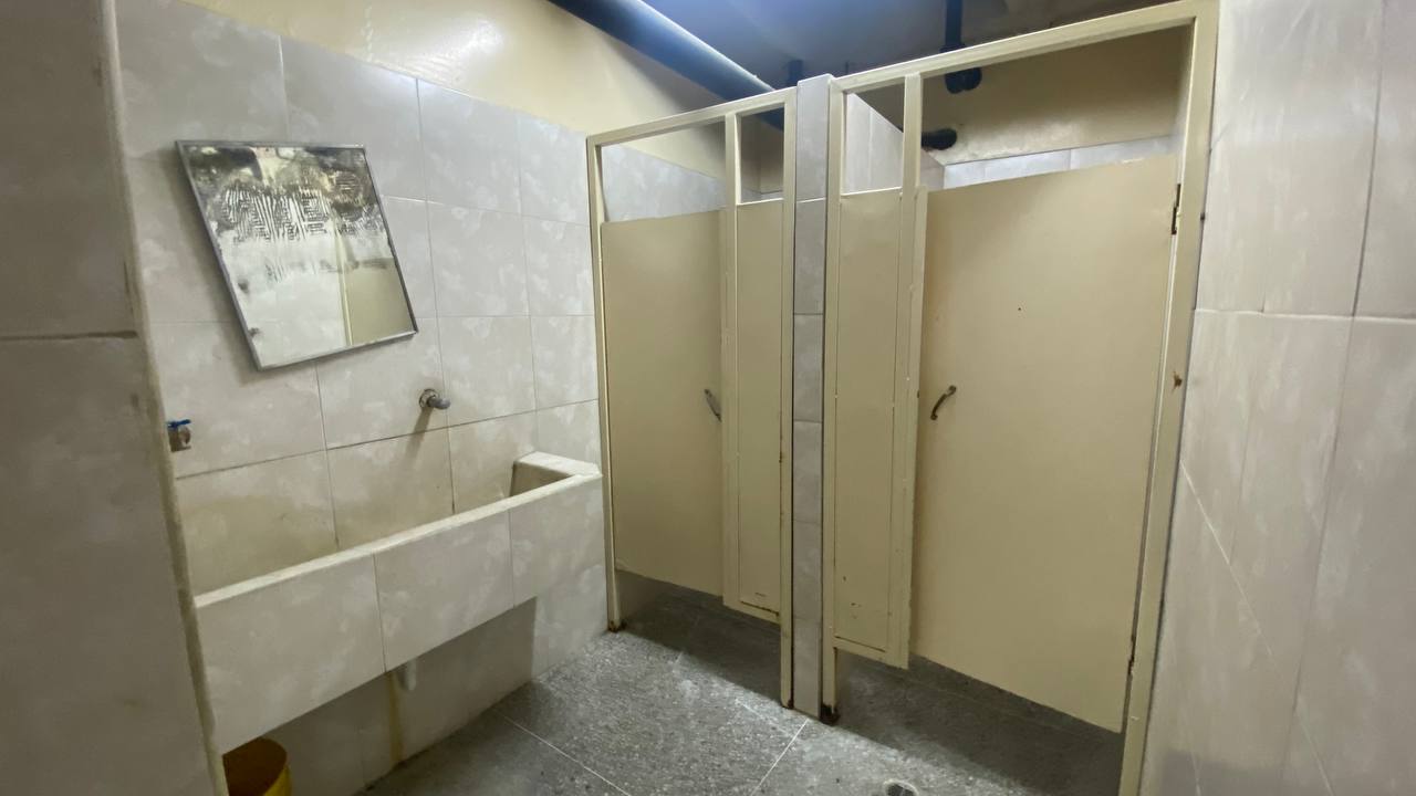 La Urbina-Piso Industrial-Baño (3) Piso Industrial en Alquiler en La Urbina, Caracas – 533m², 5 Baños y 3 Puestos de Estacionamiento