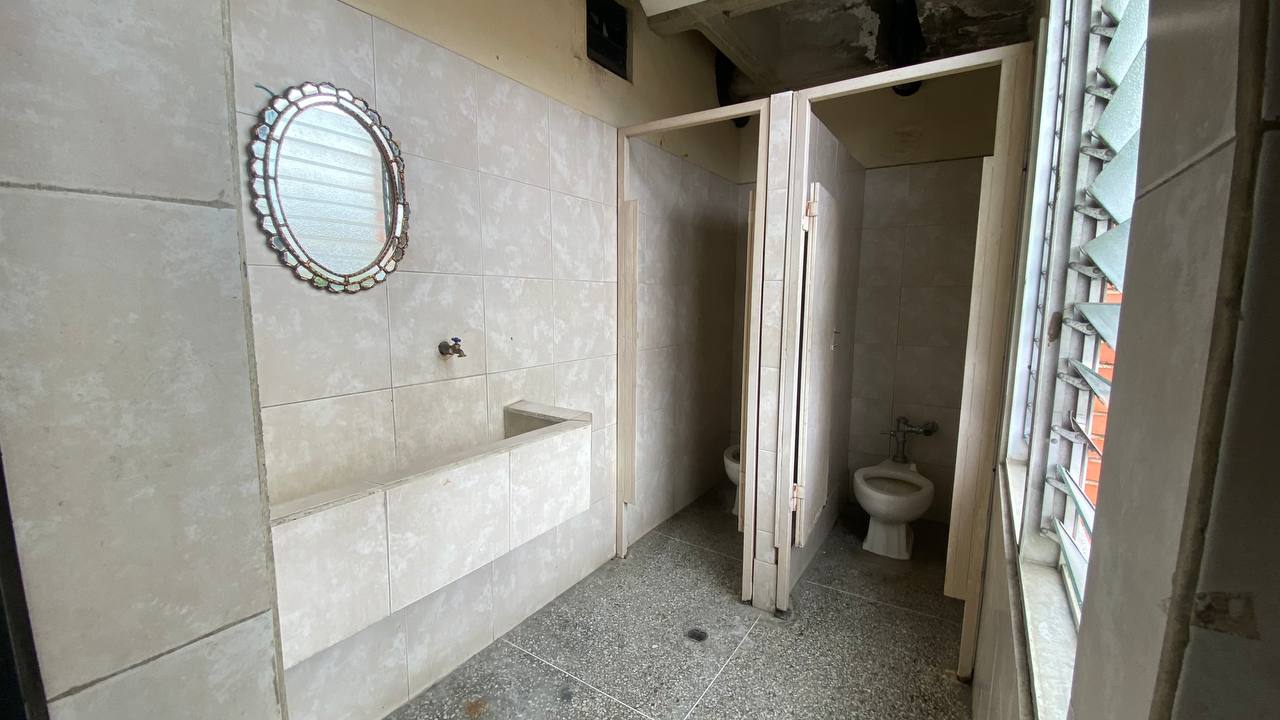 La Urbina-Piso Industrial-Baño (4) Piso Industrial en Alquiler en La Urbina, Caracas – 533m², 5 Baños y 3 Puestos de Estacionamiento