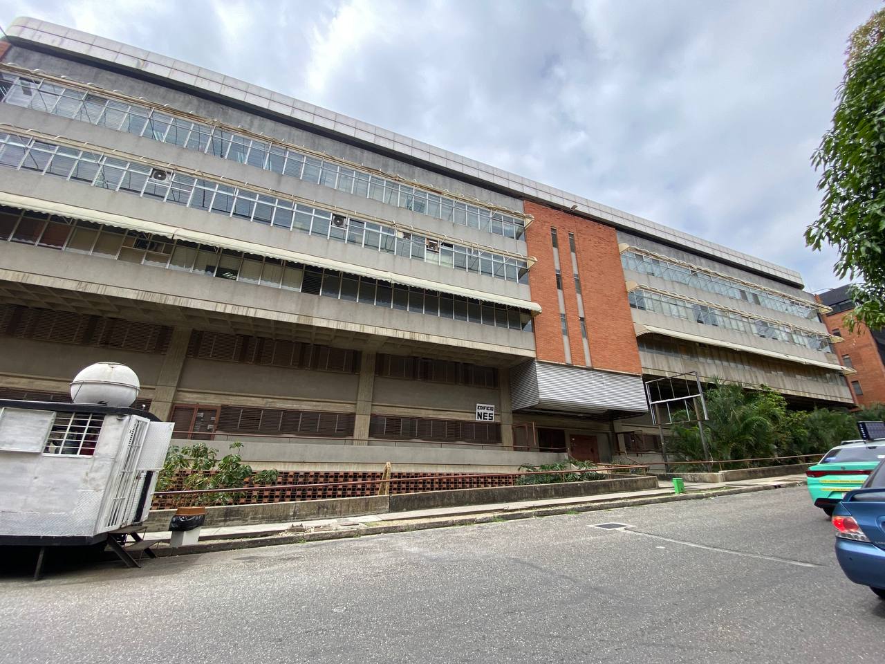 La Urbina-Piso Industrial-Fachada (2) Piso Industrial en Alquiler en La Urbina, Caracas – 533m², 5 Baños y 3 Puestos de Estacionamiento