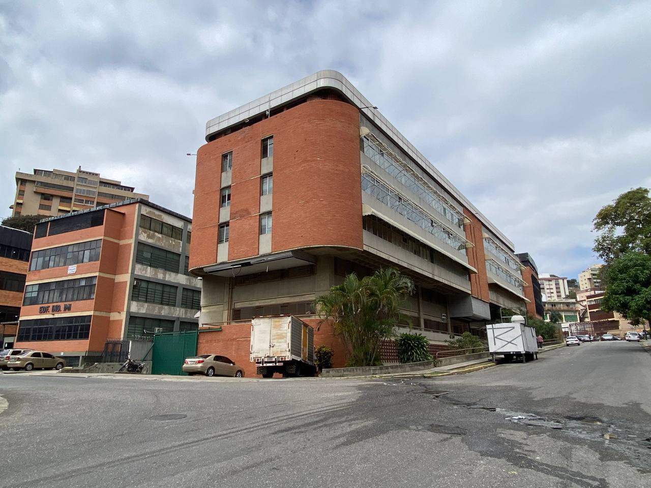 La Urbina-Piso Industrial-Fachada Piso Industrial en Alquiler en La Urbina, Caracas – 533m², 5 Baños y 3 Puestos de Estacionamiento
