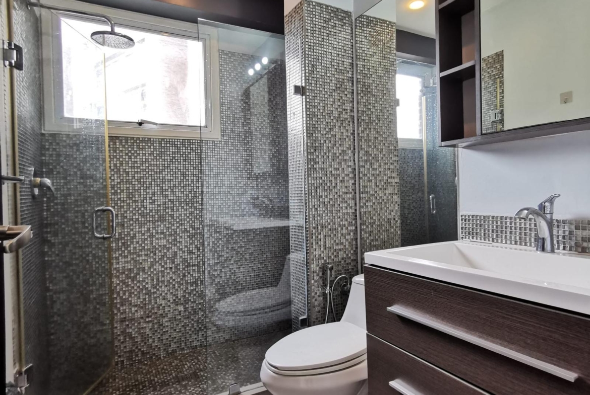 Apartamento en Alquiler en Lomas de Las Mercedes, Caracas – 114m², 2 Habitaciones + Servicio, 2.5 Baños y 2 Puestos de Estacionamiento