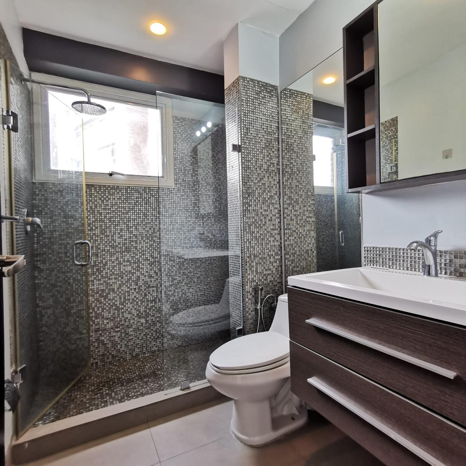 Apartamento en Alquiler en Lomas de Las Mercedes, Caracas – 114m², 2 Habitaciones + Servicio, 2.5 Baños y 2 Puestos de Estacionamiento