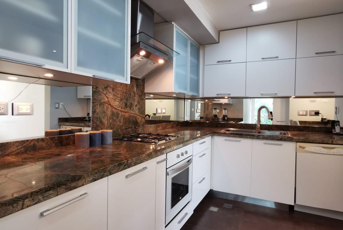 Apartamento en Alquiler en Lomas de Las Mercedes, Caracas – 114m², 2 Habitaciones + Servicio, 2.5 Baños y 2 Puestos de Estacionamiento