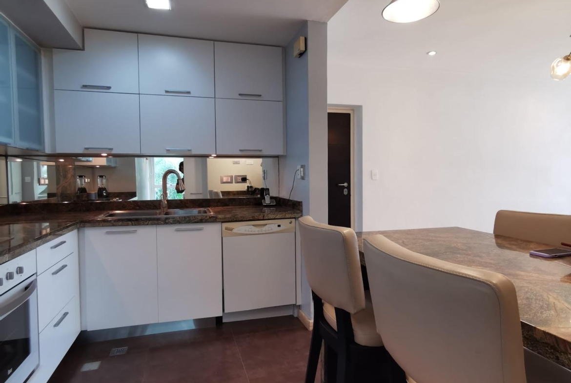 Apartamento en Alquiler en Lomas de Las Mercedes, Caracas – 114m², 2 Habitaciones + Servicio, 2.5 Baños y 2 Puestos de Estacionamiento