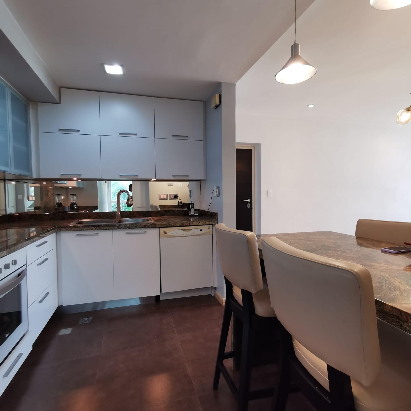 Apartamento en Alquiler en Lomas de Las Mercedes, Caracas – 114m², 2 Habitaciones + Servicio, 2.5 Baños y 2 Puestos de Estacionamiento