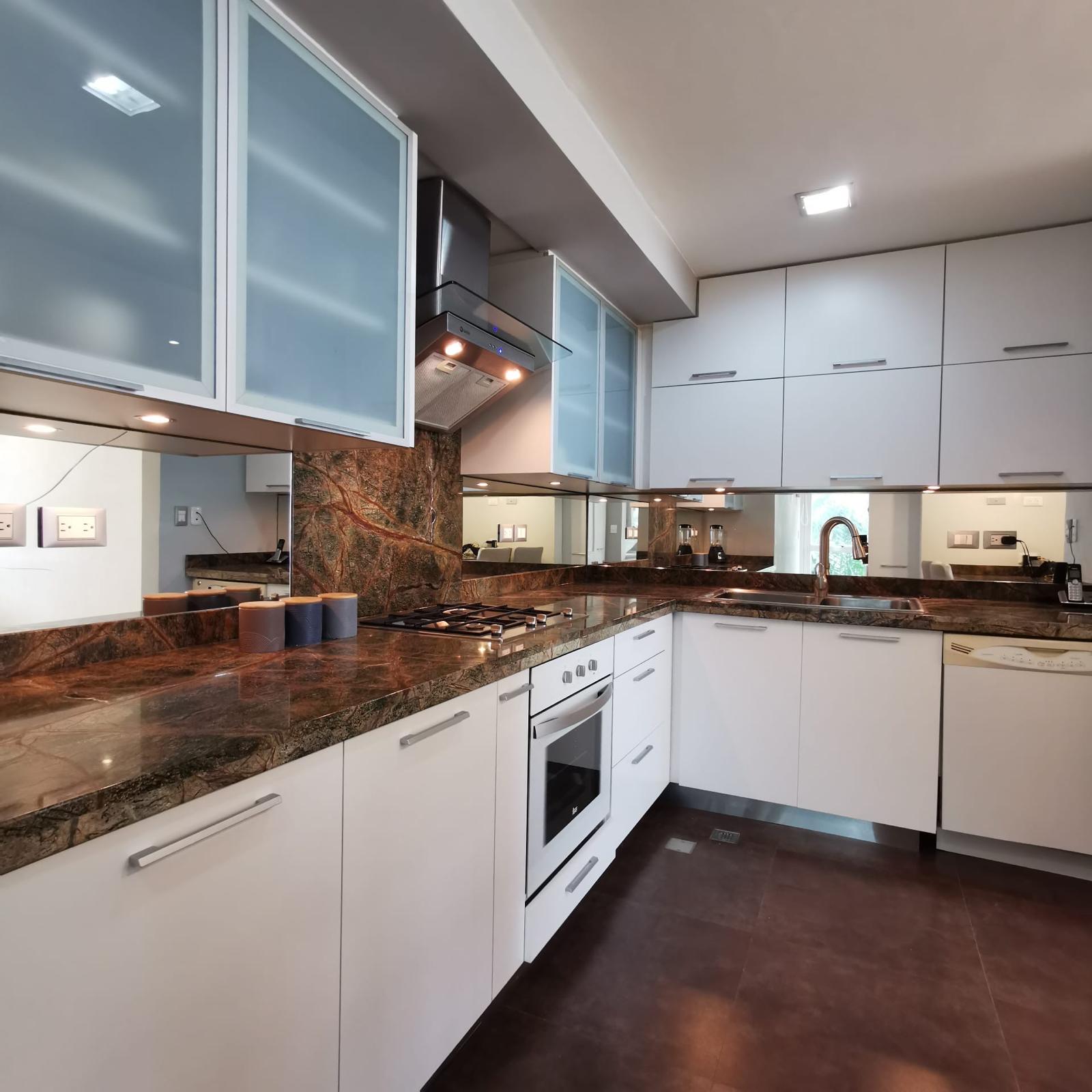 Apartamento en Alquiler en Lomas de Las Mercedes, Caracas – 114m², 2 Habitaciones + Servicio, 2.5 Baños y 2 Puestos de Estacionamiento