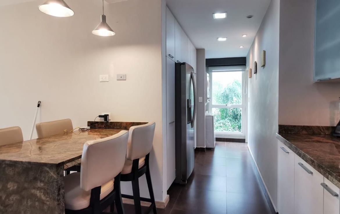 Apartamento en Alquiler en Lomas de Las Mercedes, Caracas – 114m², 2 Habitaciones + Servicio, 2.5 Baños y 2 Puestos de Estacionamiento