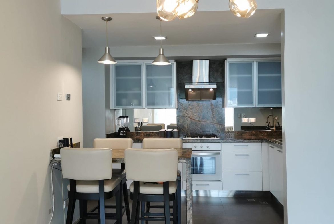 Apartamento en Alquiler en Lomas de Las Mercedes, Caracas – 114m², 2 Habitaciones + Servicio, 2.5 Baños y 2 Puestos de Estacionamiento