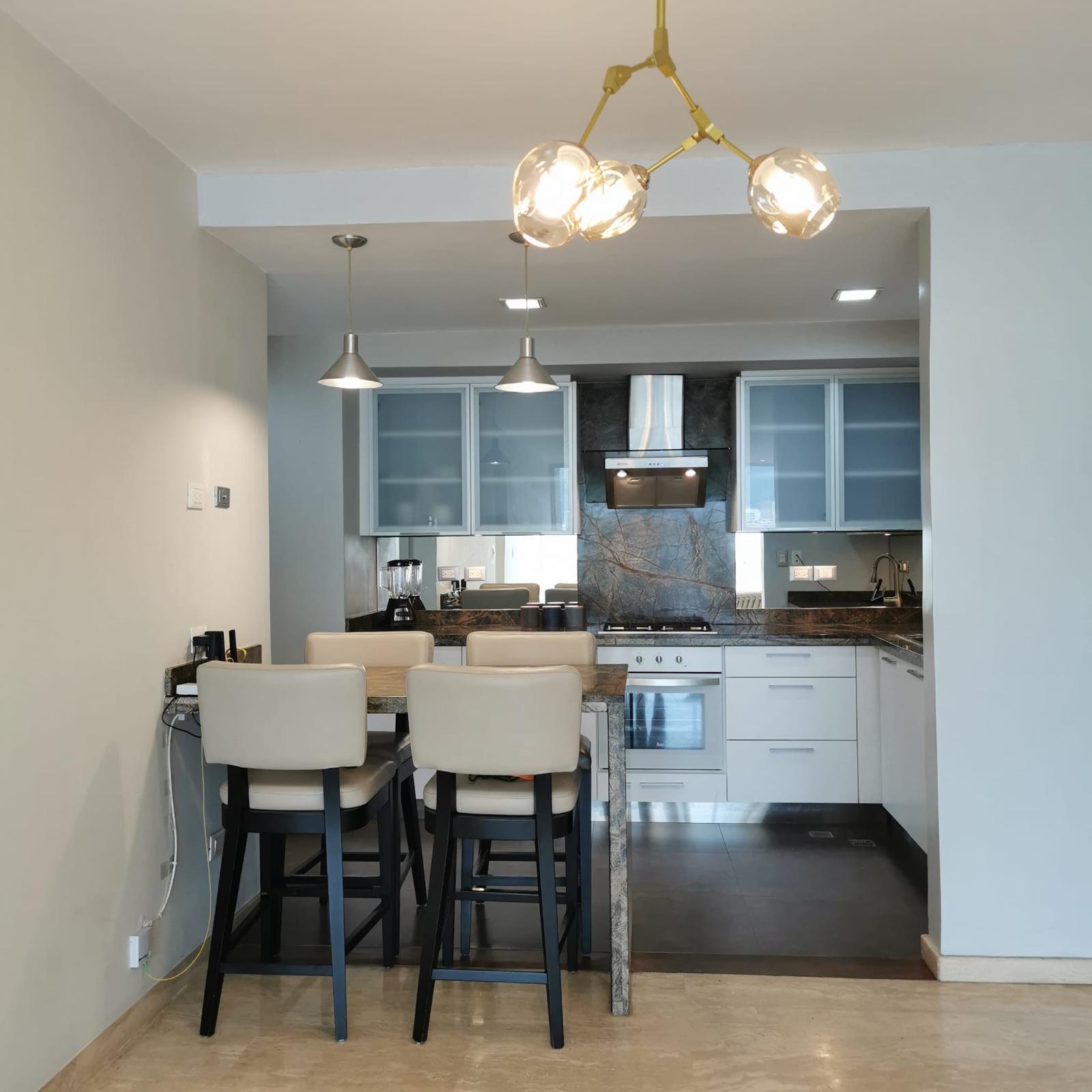 Apartamento en Alquiler en Lomas de Las Mercedes, Caracas – 114m², 2 Habitaciones + Servicio, 2.5 Baños y 2 Puestos de Estacionamiento