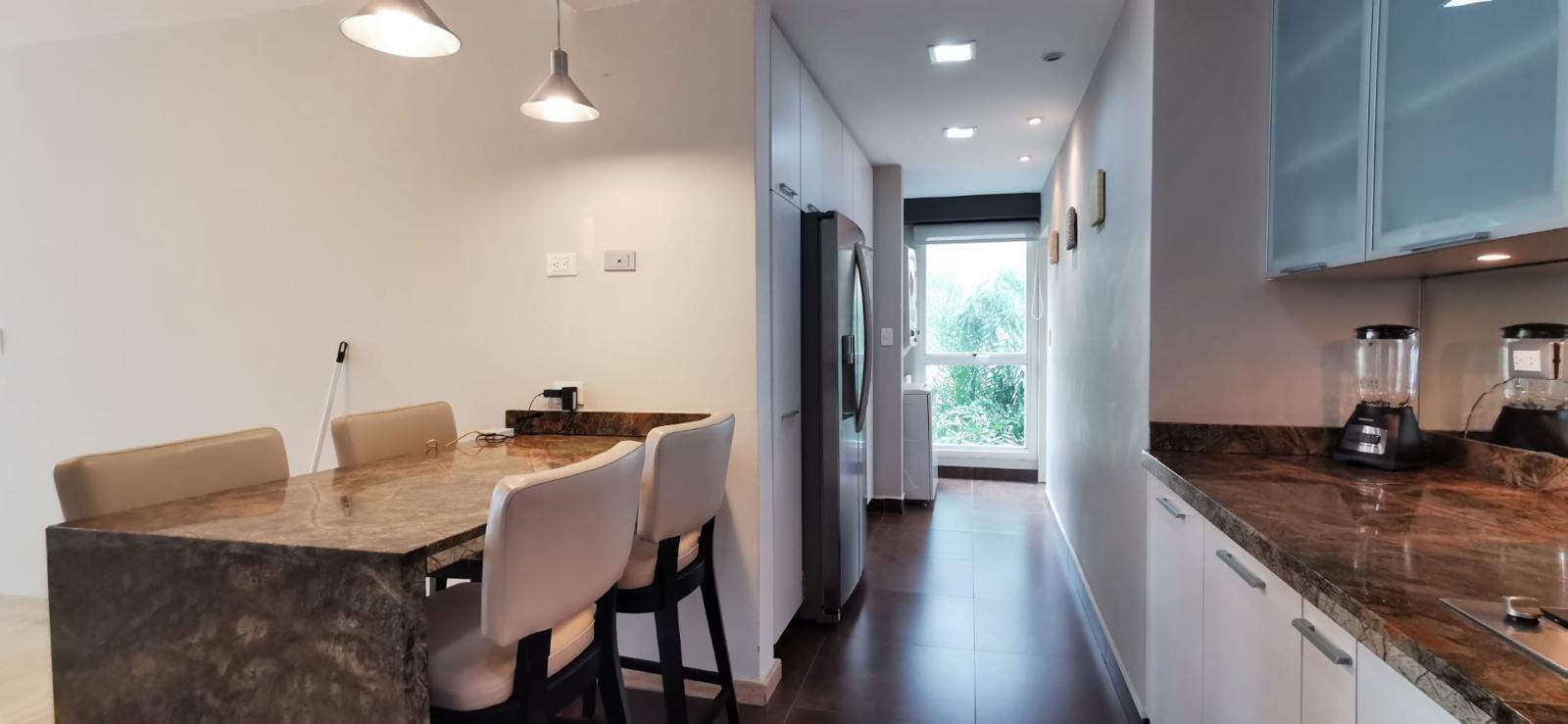Apartamento en Alquiler en Lomas de Las Mercedes, Caracas – 114m², 2 Habitaciones + Servicio, 2.5 Baños y 2 Puestos de Estacionamiento