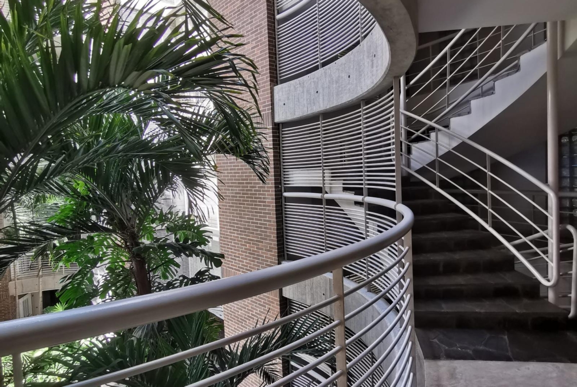 Apartamento en Alquiler en Lomas de Las Mercedes, Caracas – 114m², 2 Habitaciones + Servicio, 2.5 Baños y 2 Puestos de Estacionamiento