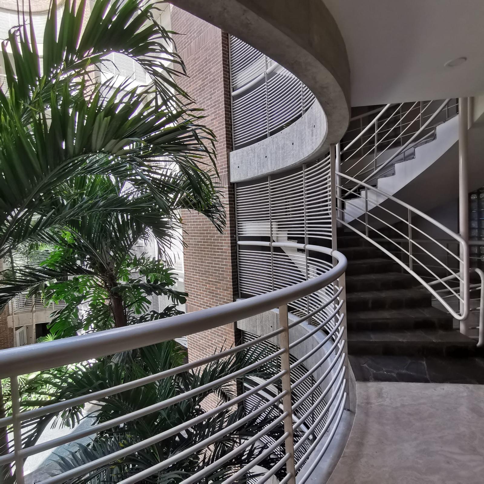 Apartamento en Alquiler en Lomas de Las Mercedes, Caracas – 114m², 2 Habitaciones + Servicio, 2.5 Baños y 2 Puestos de Estacionamiento