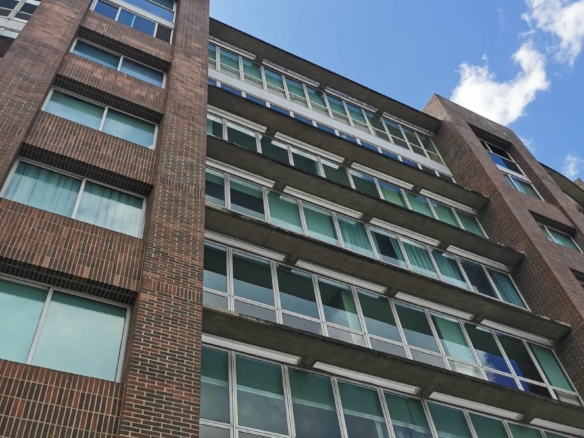 Apartamento en Alquiler en Lomas de Las Mercedes, Caracas – 114m², 2 Habitaciones + Servicio, 2.5 Baños y 2 Puestos de Estacionamiento