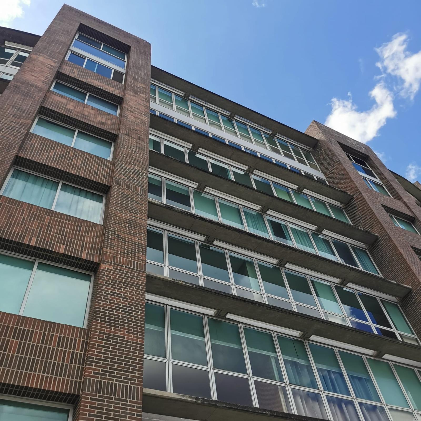 Apartamento en Alquiler en Lomas de Las Mercedes, Caracas – 114m², 2 Habitaciones + Servicio, 2.5 Baños y 2 Puestos de Estacionamiento