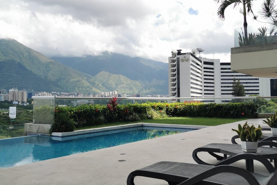 Apartamento en Alquiler en Lomas de Las Mercedes, Caracas – 114m², 2 Habitaciones + Servicio, 2.5 Baños y 2 Puestos de Estacionamiento