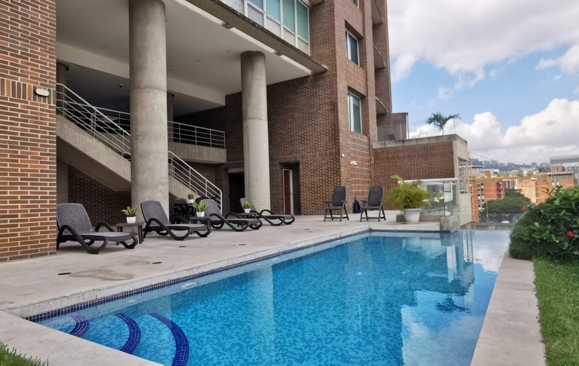 Apartamento en Alquiler en Lomas de Las Mercedes, Caracas – 114m², 2 Habitaciones + Servicio, 2.5 Baños y 2 Puestos de Estacionamiento