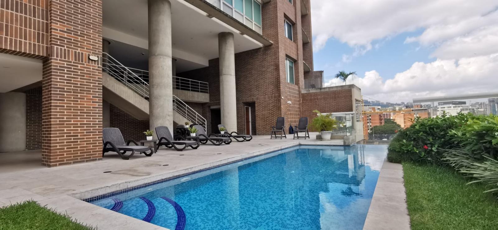 Apartamento en Alquiler en Lomas de Las Mercedes, Caracas – 114m², 2 Habitaciones + Servicio, 2.5 Baños y 2 Puestos de Estacionamiento