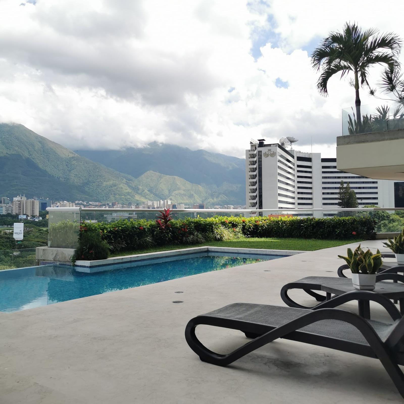 Apartamento en Alquiler en Lomas de Las Mercedes, Caracas – 114m², 2 Habitaciones + Servicio, 2.5 Baños y 2 Puestos de Estacionamiento