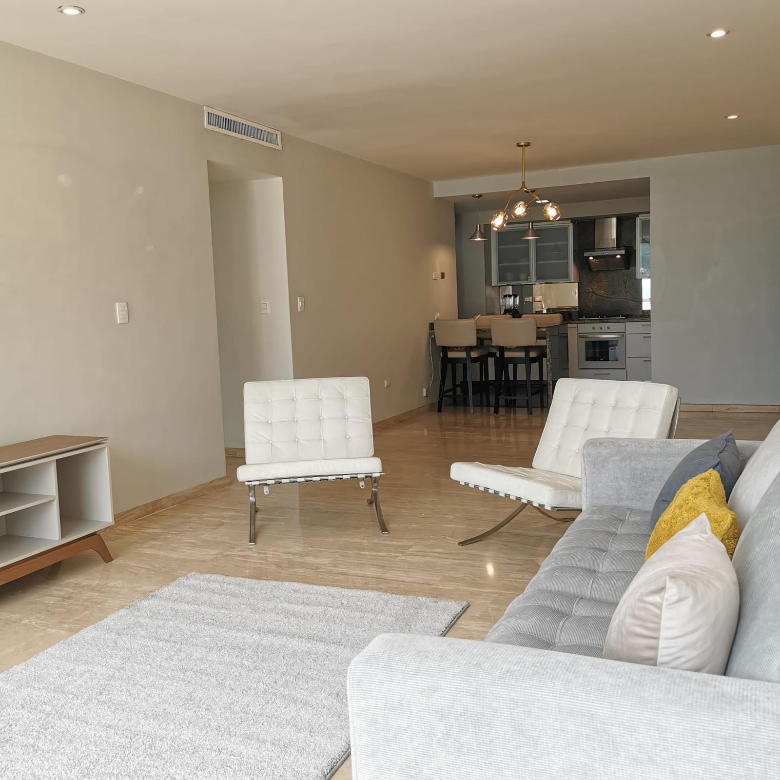 Apartamento en Alquiler en Lomas de Las Mercedes, Caracas – 114m², 2 Habitaciones + Servicio, 2.5 Baños y 2 Puestos de Estacionamiento
