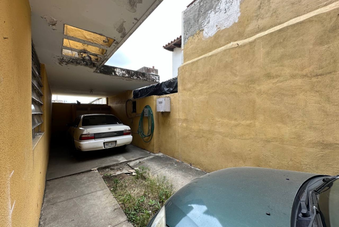 Casa en Venta en Los Dos Caminos, Caracas – 252m², 4 Habitaciones, 3.5 Baños y 3 Puestos de Estacionamiento