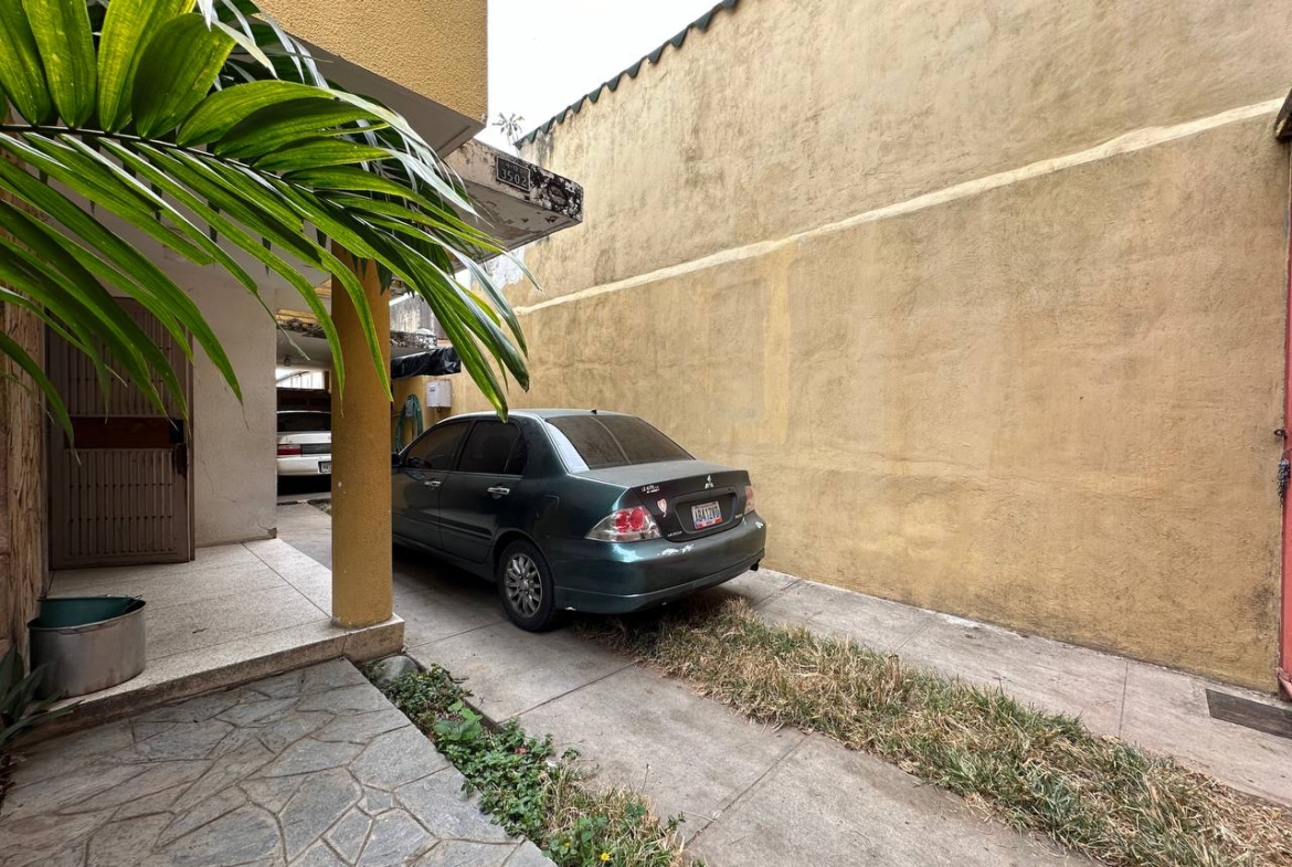Casa en Venta en Los Dos Caminos, Caracas – 252m², 4 Habitaciones, 3.5 Baños y 3 Puestos de Estacionamiento