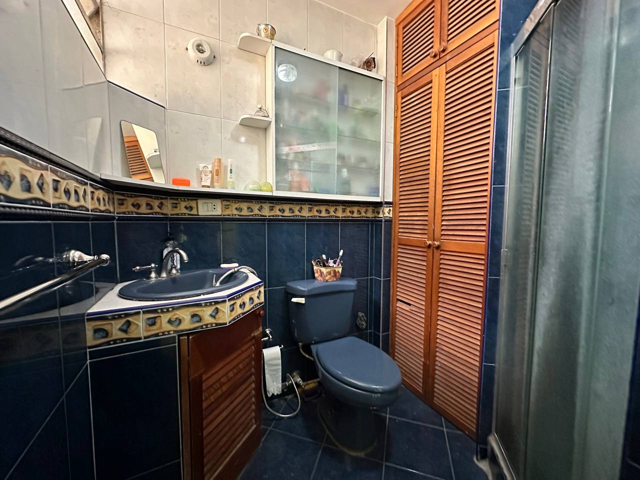 Los Dos Caminos-Casa-Baño (2) Casa en Venta en Los Dos Caminos, Caracas – 252m², 4 Habitaciones, 3.5 Baños y 3 Puestos de Estacionamiento