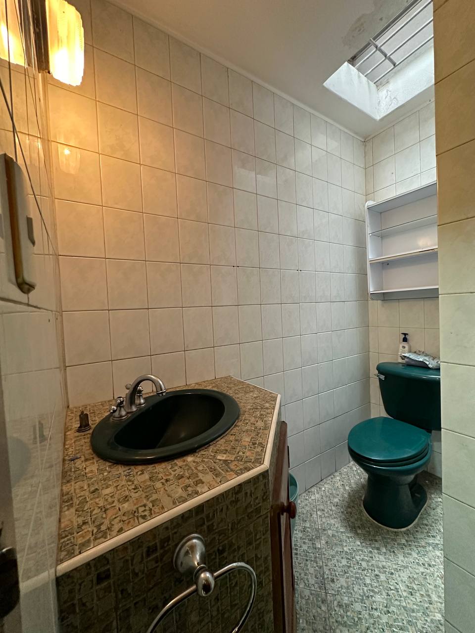 Los Dos Caminos-Casa-Baño (3) Casa en Venta en Los Dos Caminos, Caracas – 252m², 4 Habitaciones, 3.5 Baños y 3 Puestos de Estacionamiento