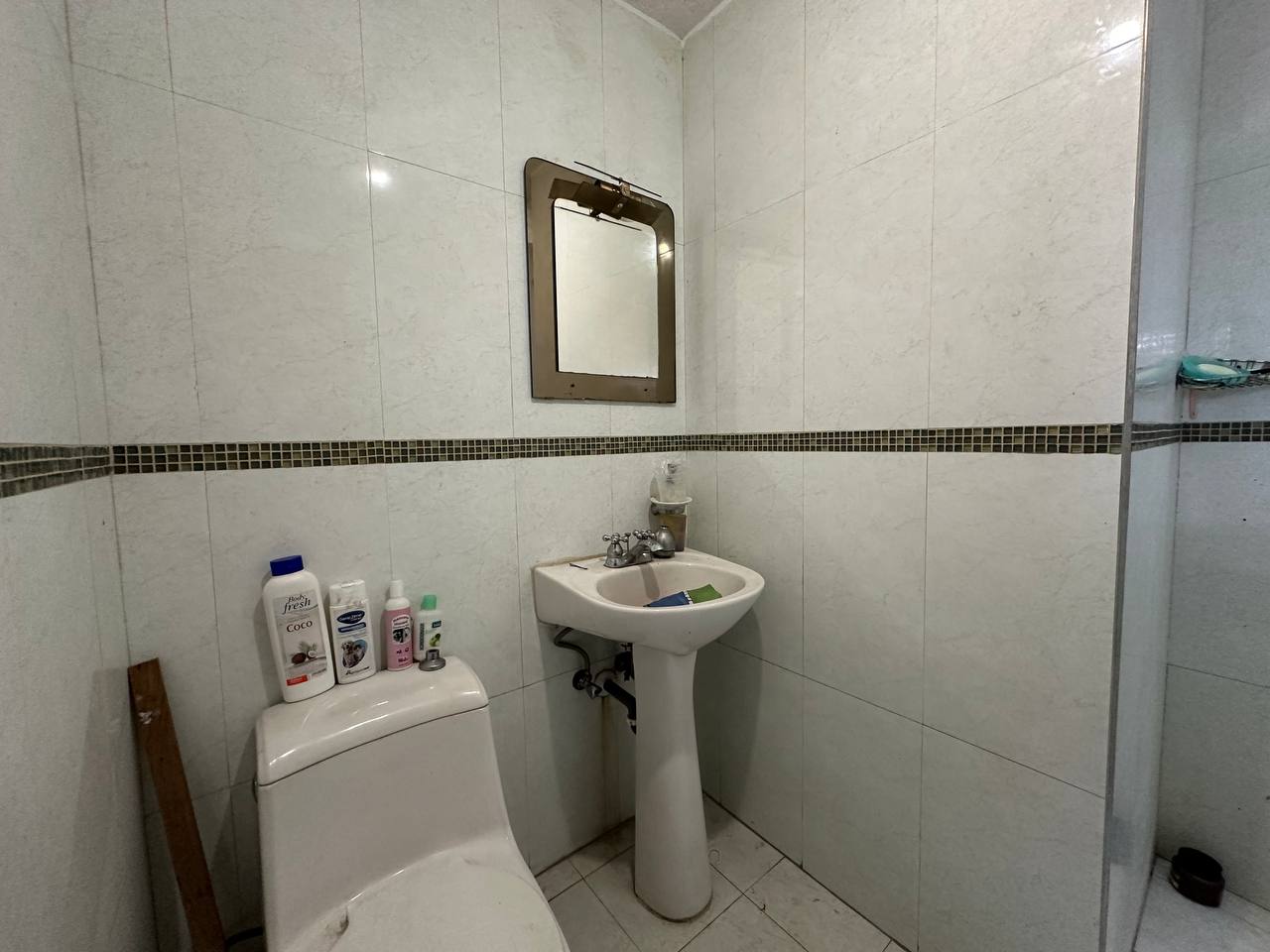 Los Dos Caminos-Casa-Baño Casa en Venta en Los Dos Caminos, Caracas – 252m², 4 Habitaciones, 3.5 Baños y 3 Puestos de Estacionamiento