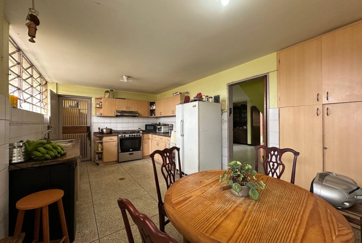 Casa en Venta en Los Dos Caminos, Caracas – 252m², 4 Habitaciones, 3.5 Baños y 3 Puestos de Estacionamiento