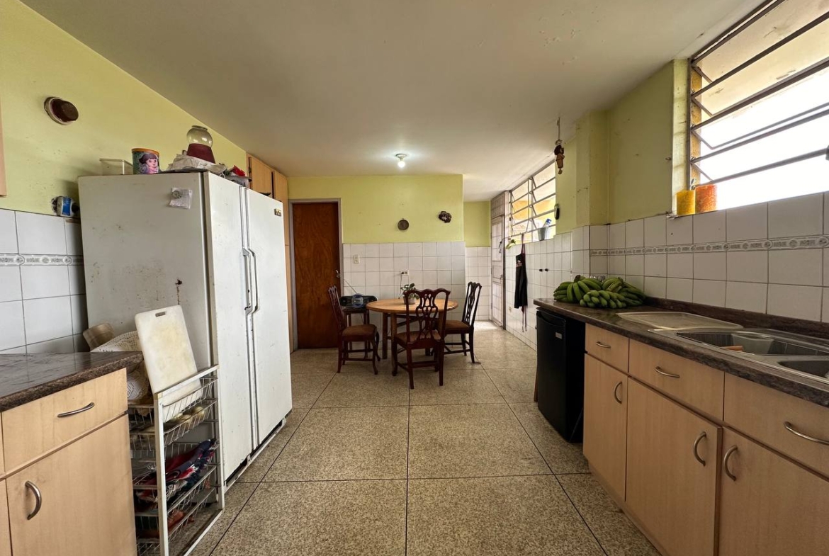 Casa en Venta en Los Dos Caminos, Caracas – 252m², 4 Habitaciones, 3.5 Baños y 3 Puestos de Estacionamiento