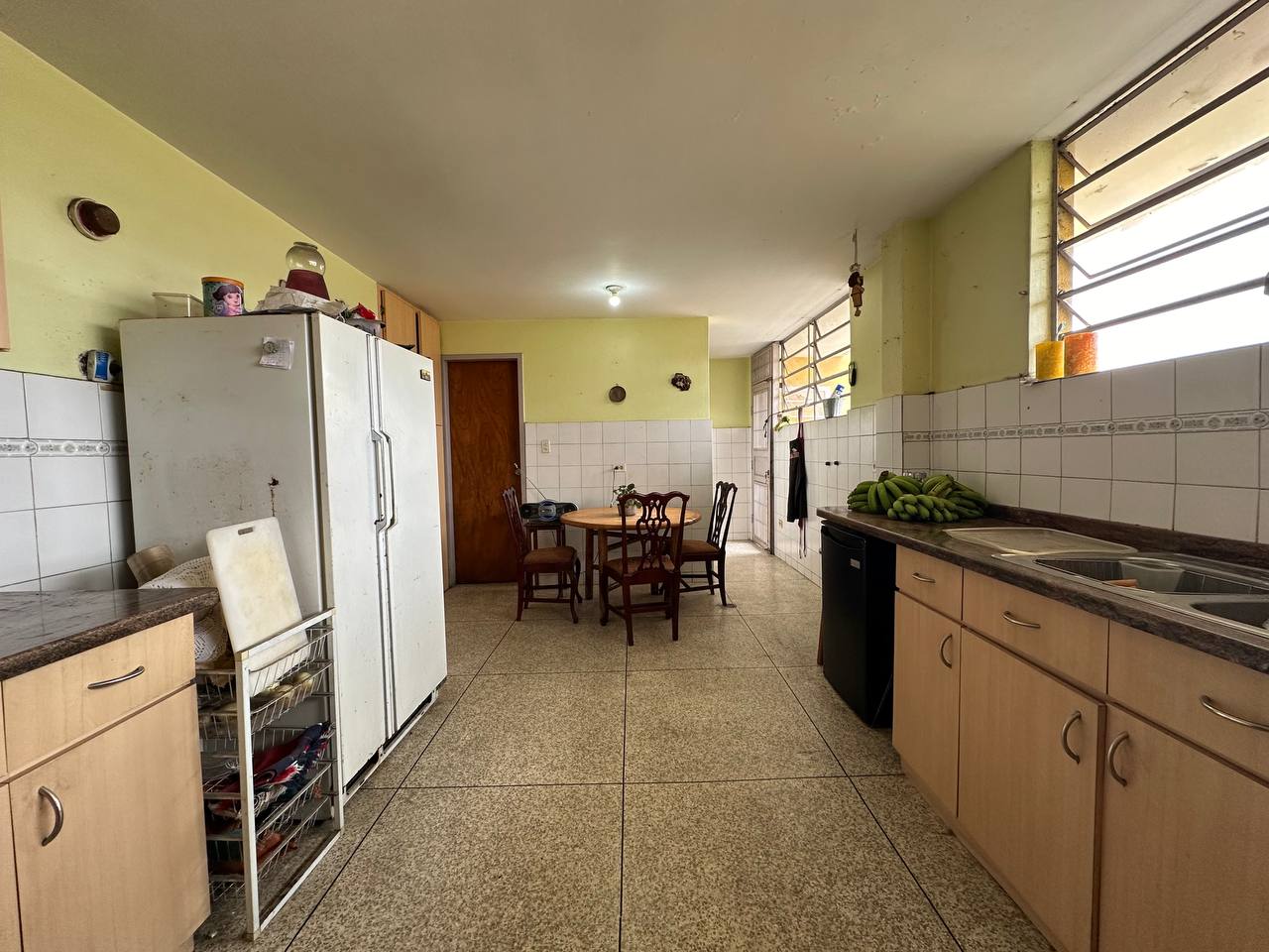 Los Dos Caminos-Casa-Cocina (2) Casa en Venta en Los Dos Caminos, Caracas – 252m², 4 Habitaciones, 3.5 Baños y 3 Puestos de Estacionamiento