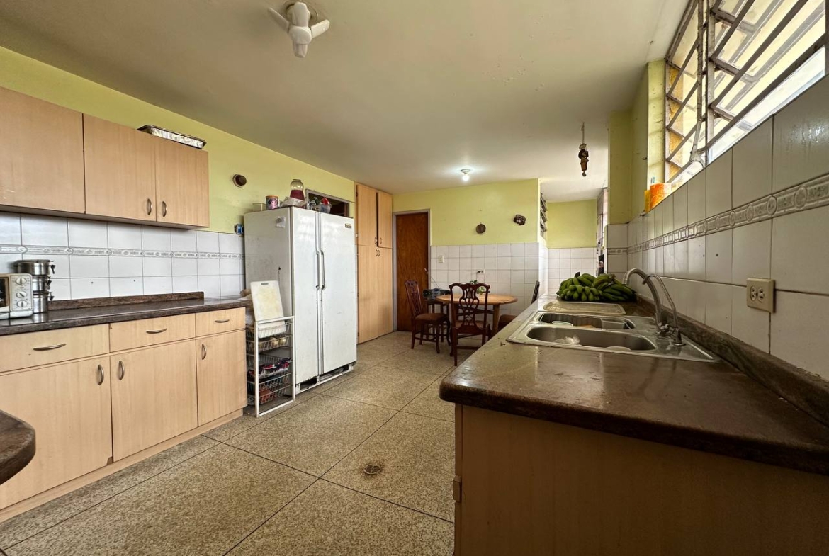 Casa en Venta en Los Dos Caminos, Caracas – 252m², 4 Habitaciones, 3.5 Baños y 3 Puestos de Estacionamiento