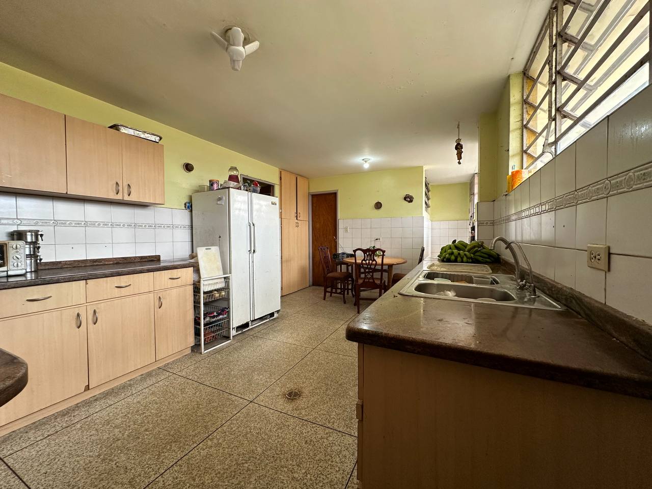 Los Dos Caminos-Casa-Cocina (3) Casa en Venta en Los Dos Caminos, Caracas – 252m², 4 Habitaciones, 3.5 Baños y 3 Puestos de Estacionamiento